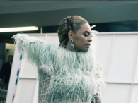 Beyonce odsłania nogi pod spódniczką